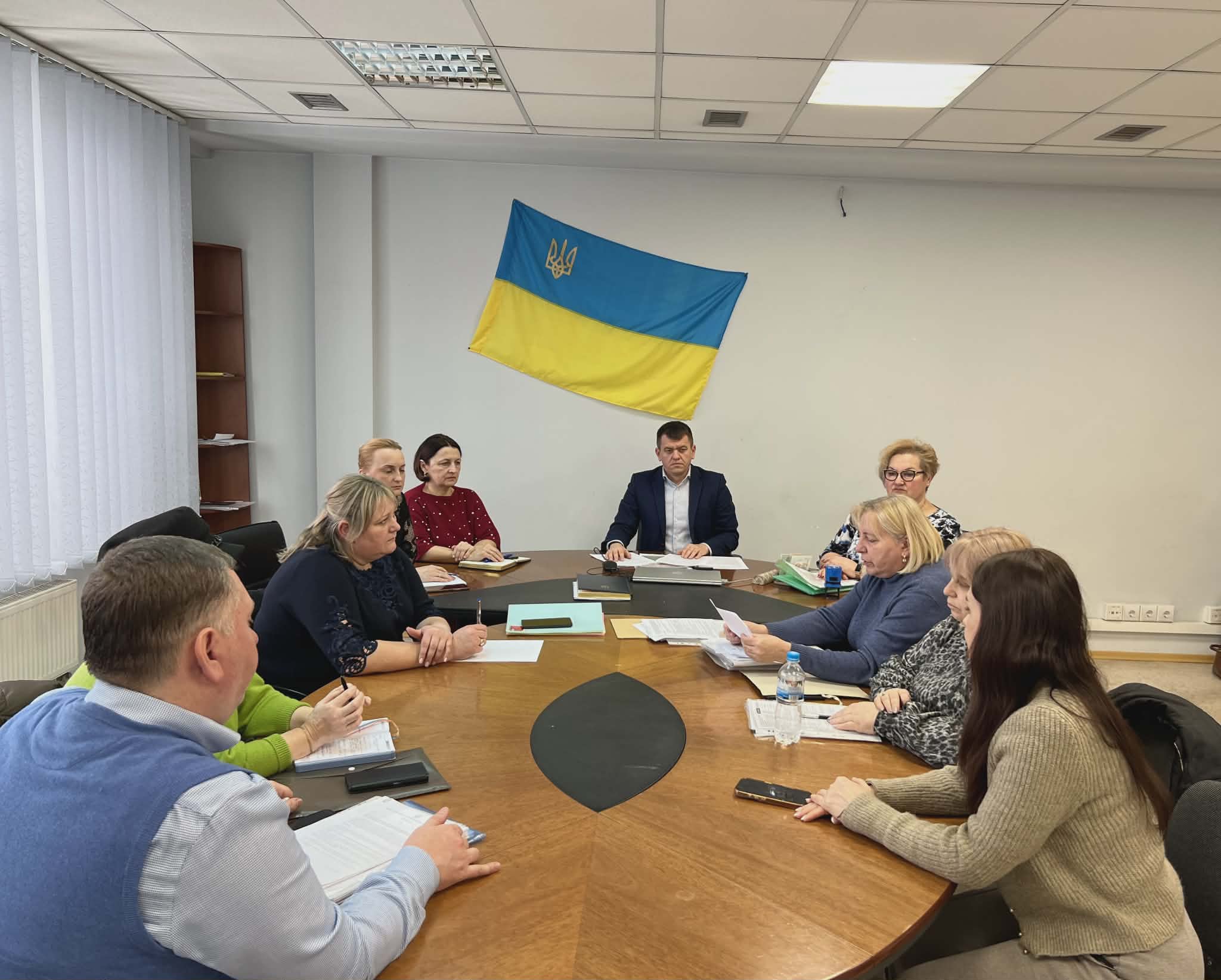 люди сидять в кабінеті за столом