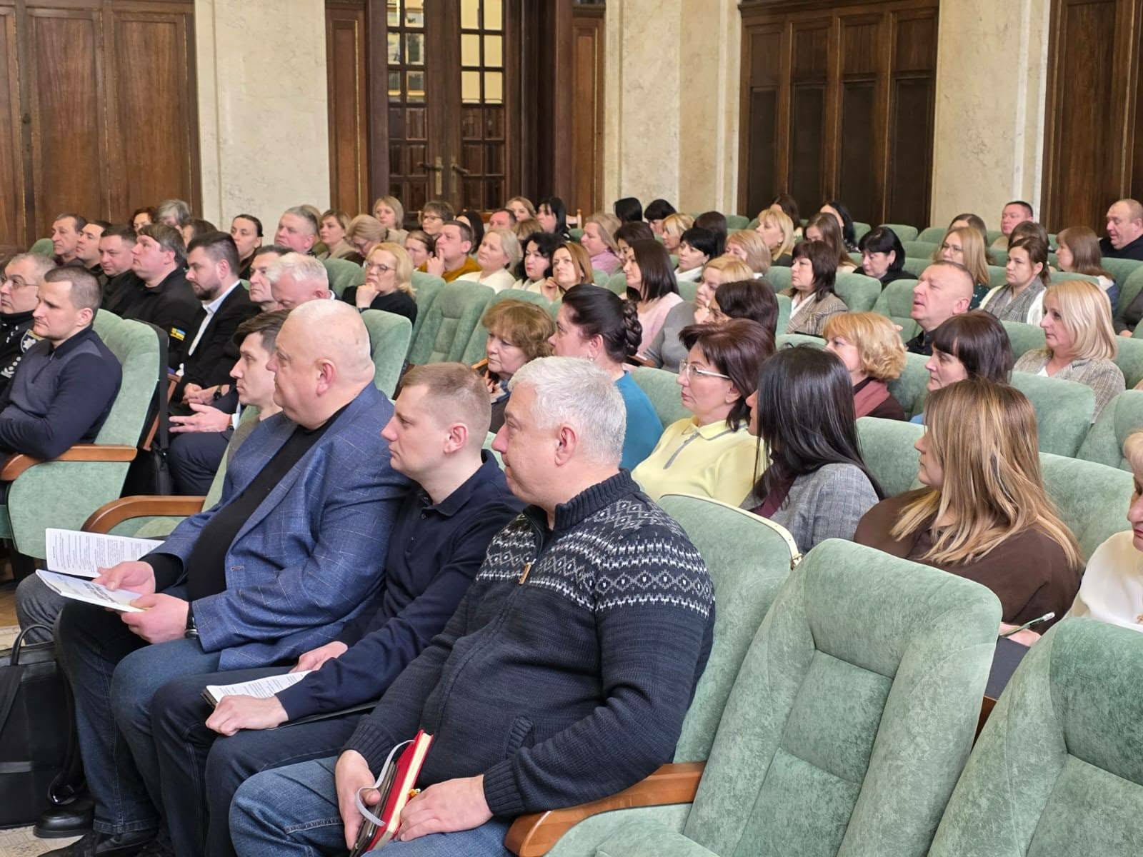 люди сидять в залі