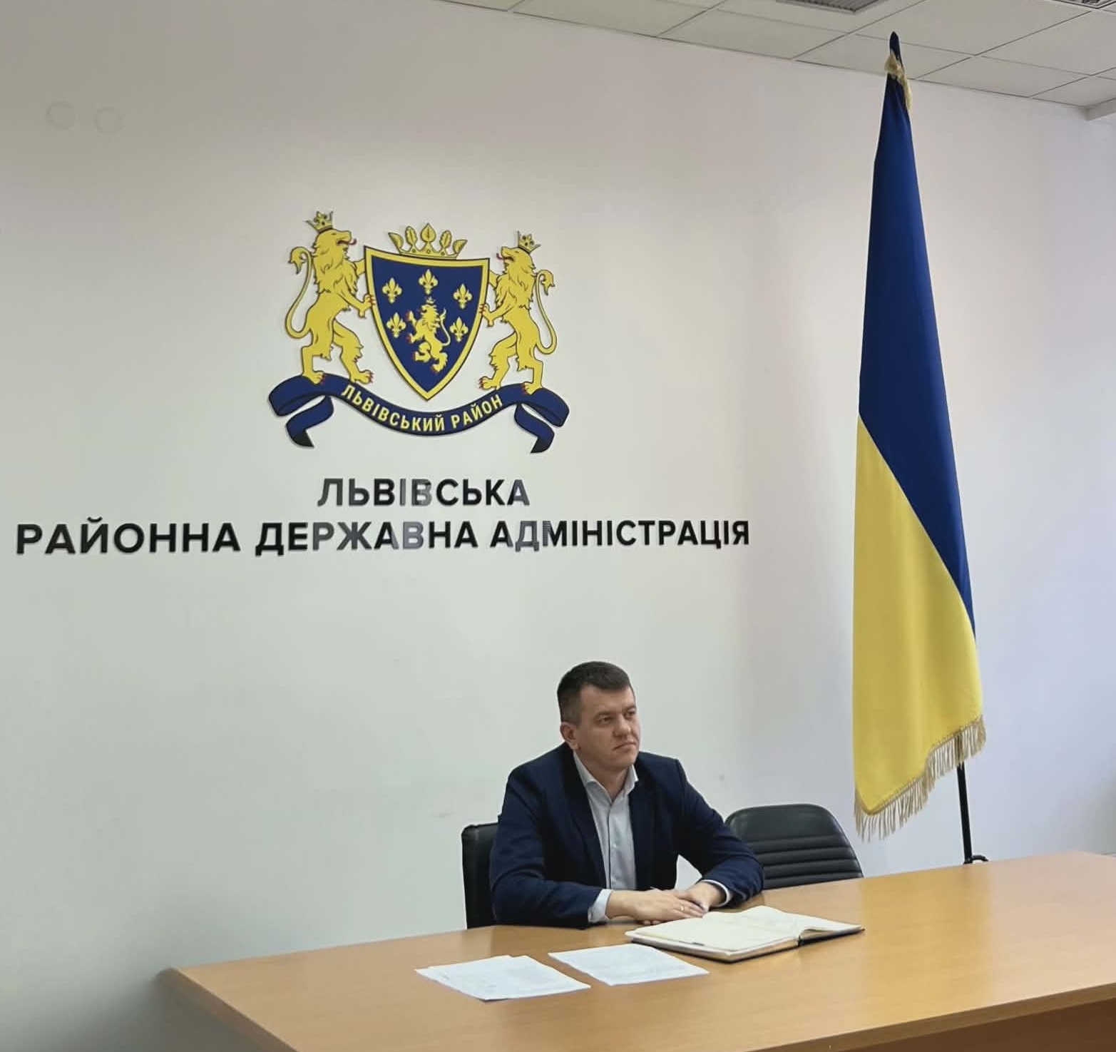 людина сидить за столом