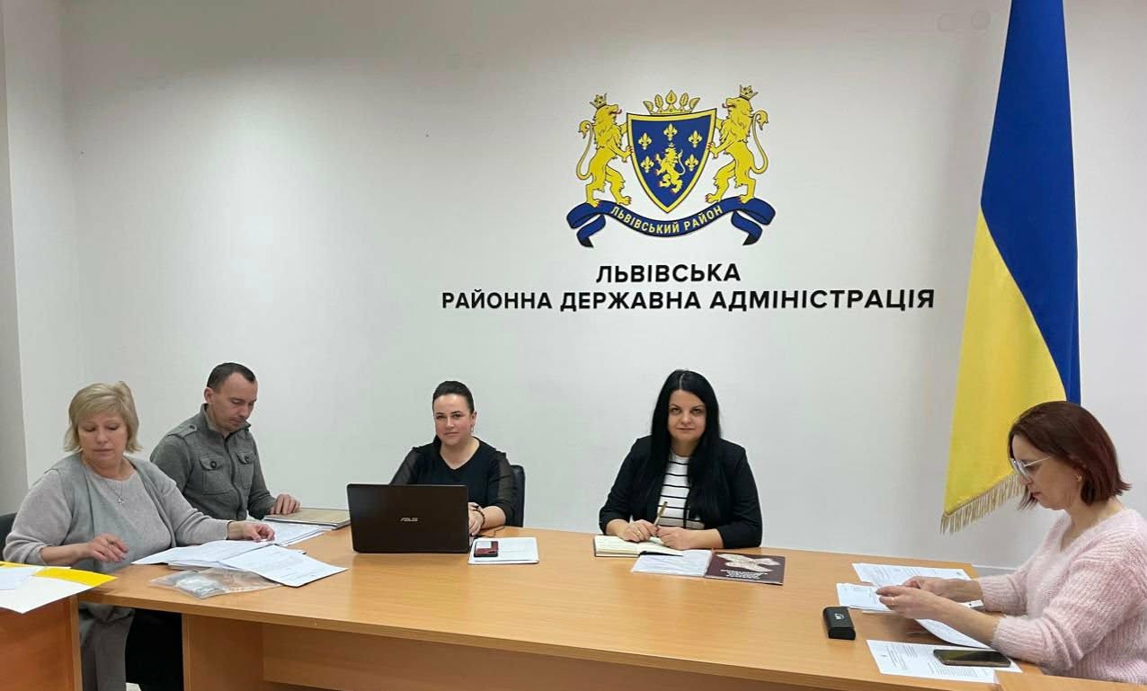 люди сидять за столом