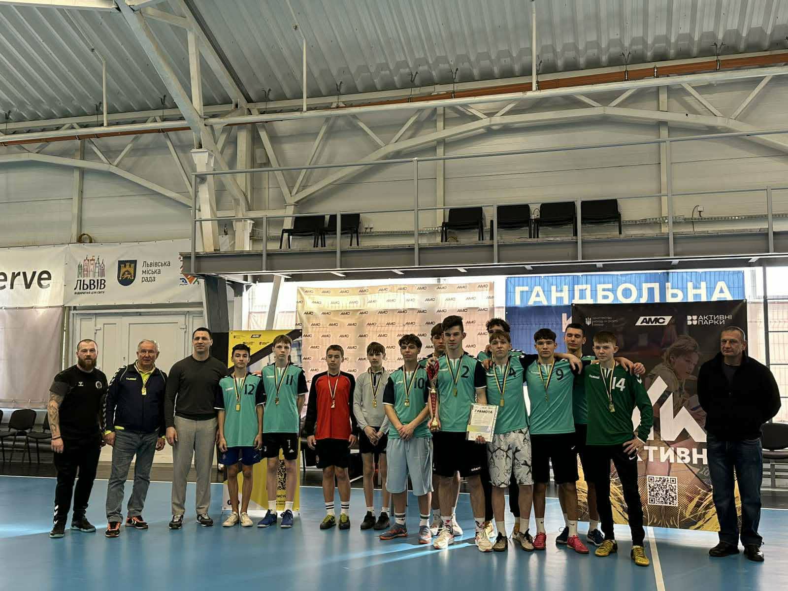 люди стоять в залі