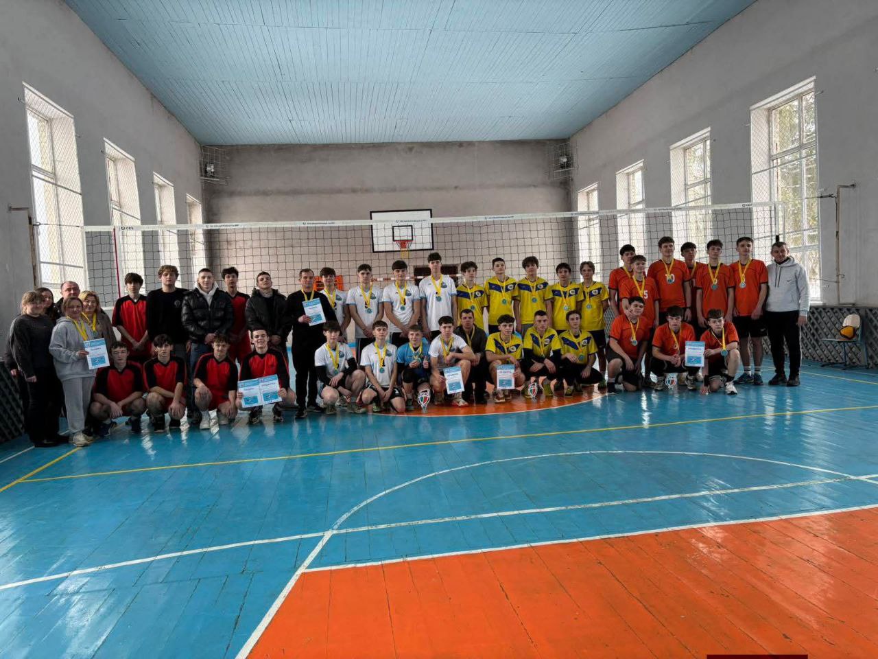 люди стоять в спортивному залі