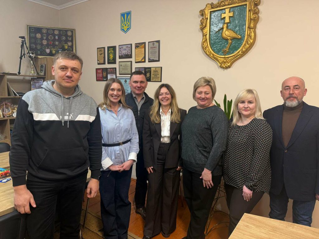 група людей в приміщенні