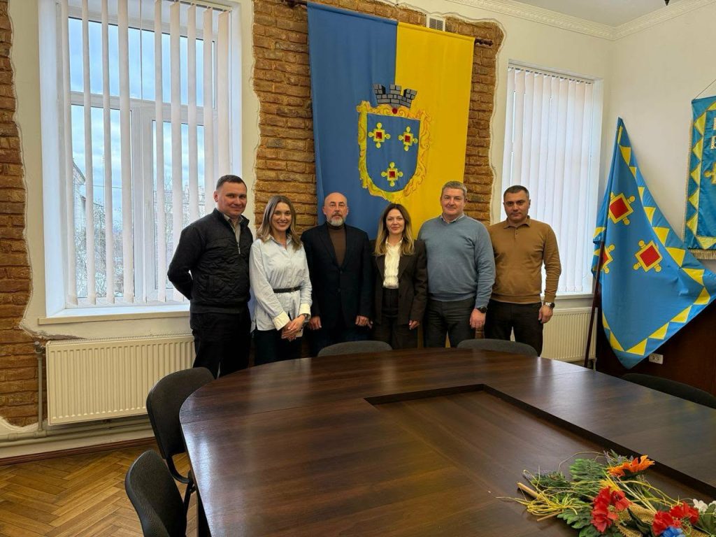 група людей в приміщенні