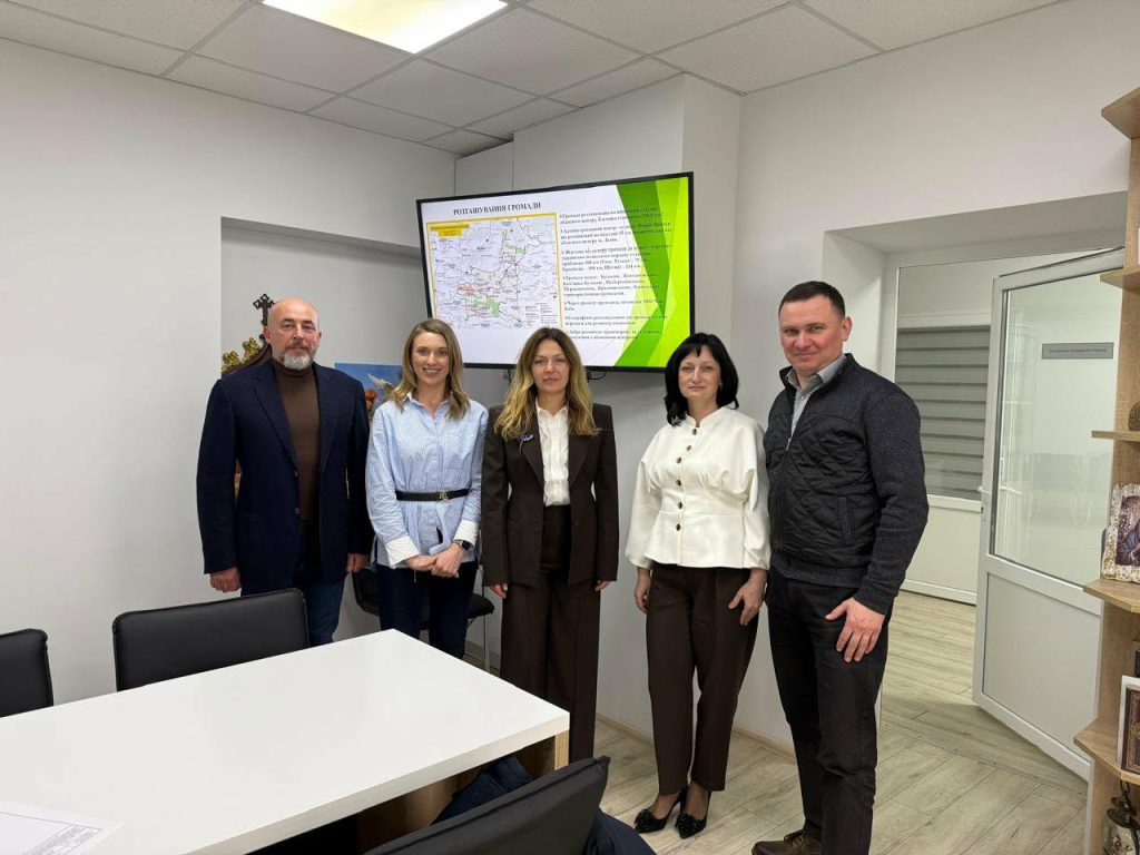 група людей в приміщенні