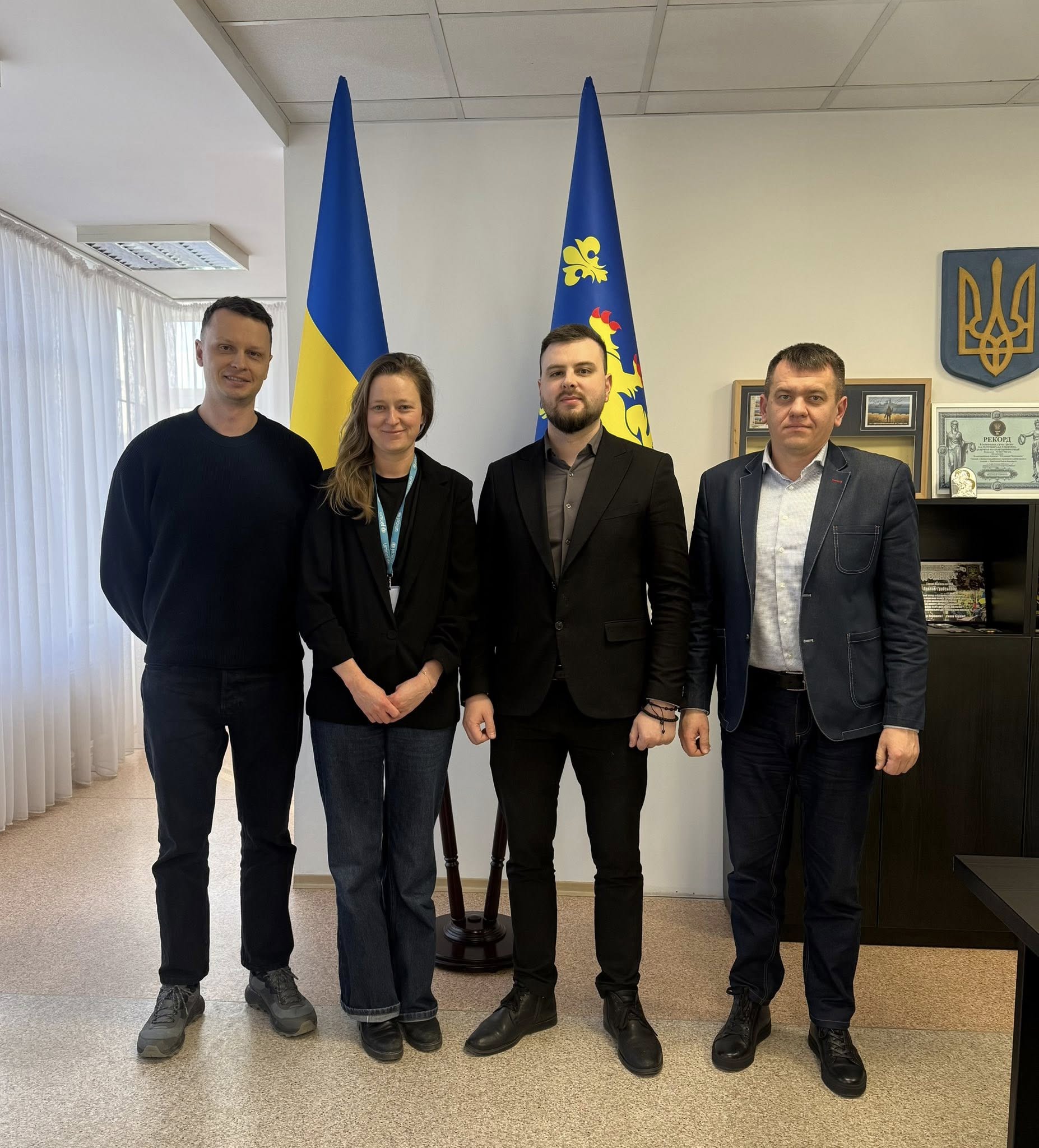 люди стоять в кабінеті