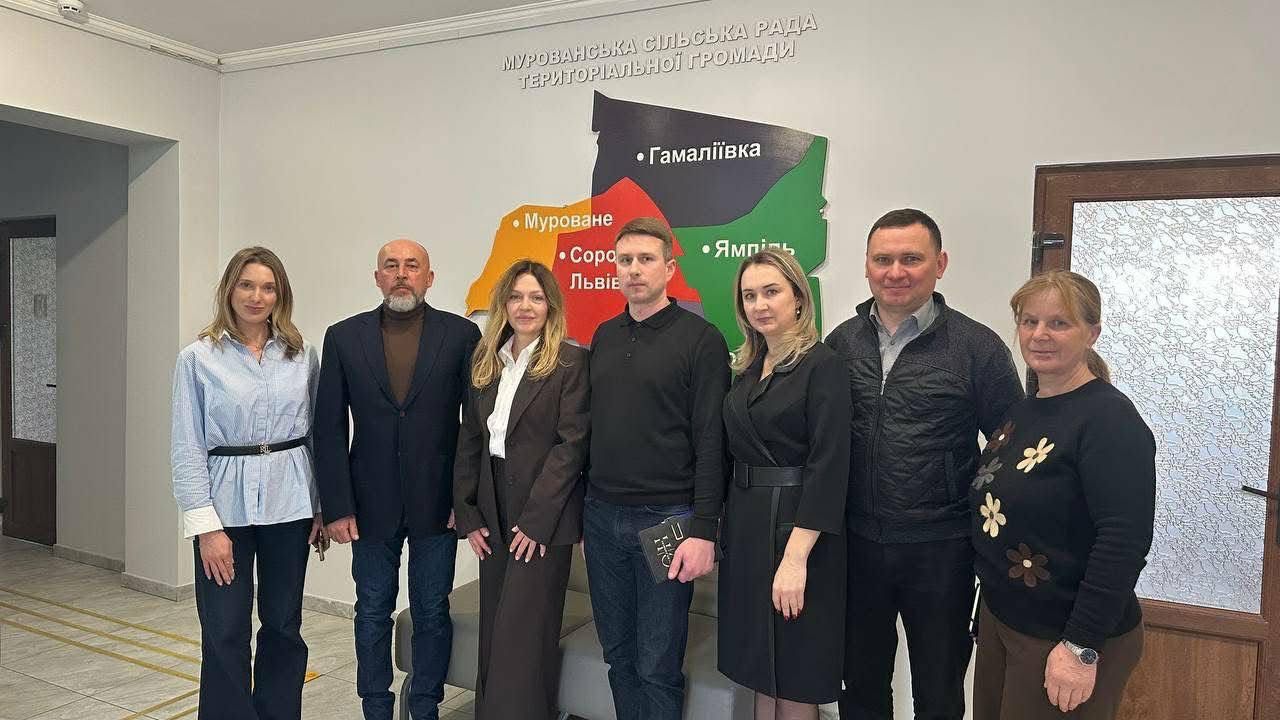 група людей в приміщенні