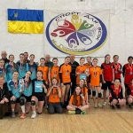 група людей в залі