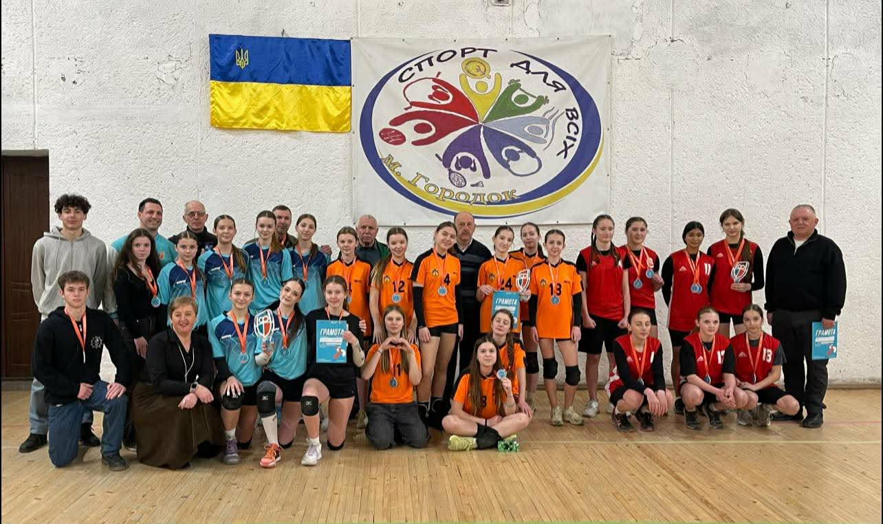 група людей в залі