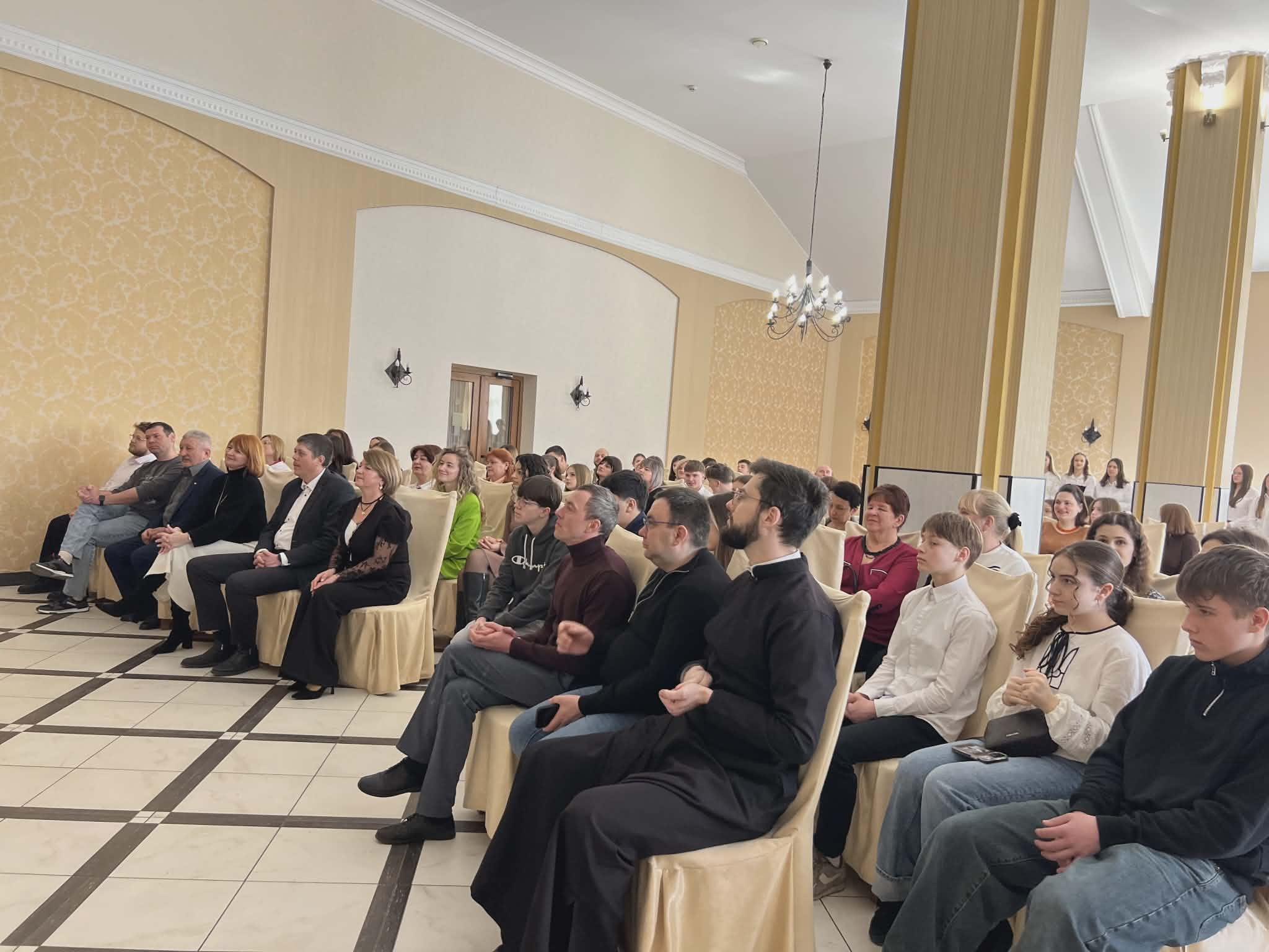 люди сидять в залі