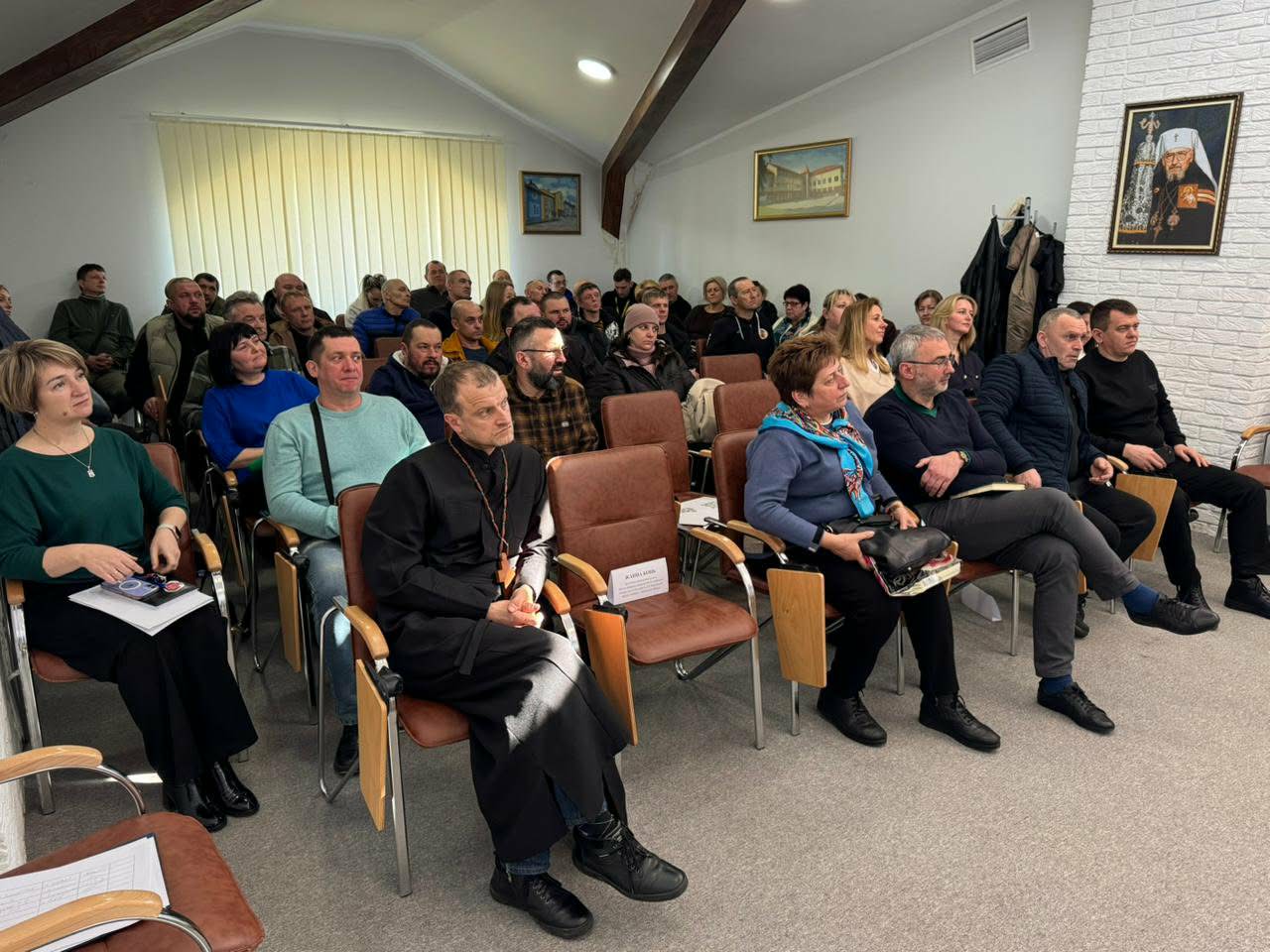 люди сидять в залі