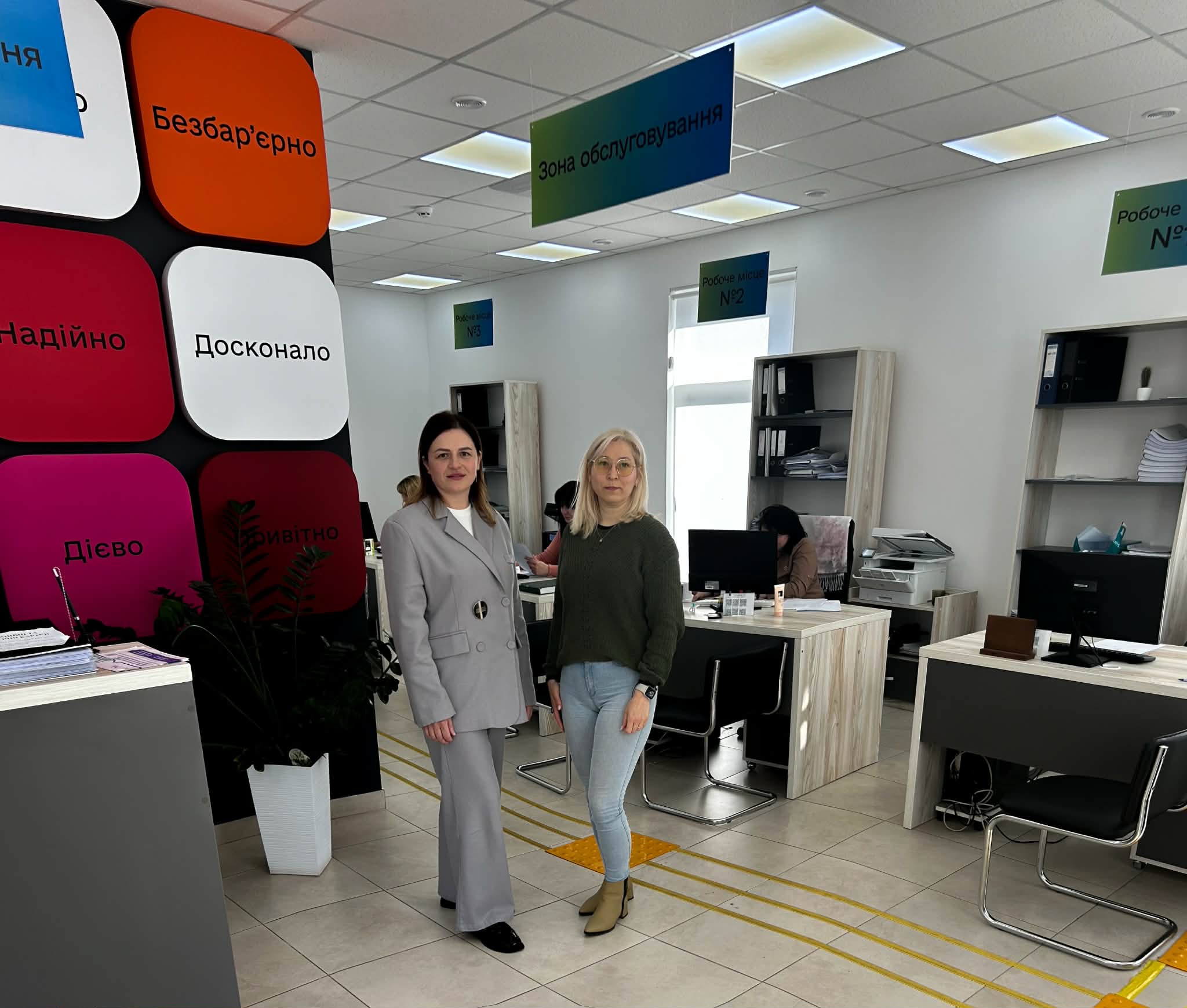 люди стоять у приміщенні