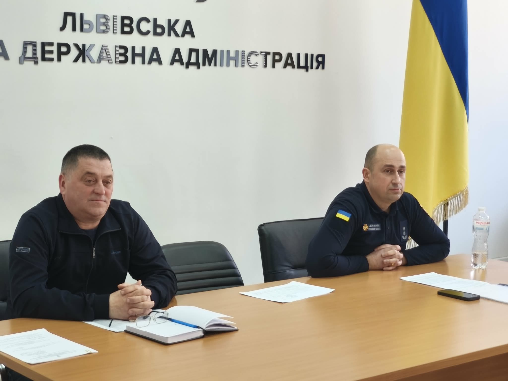 люди сидять за столом