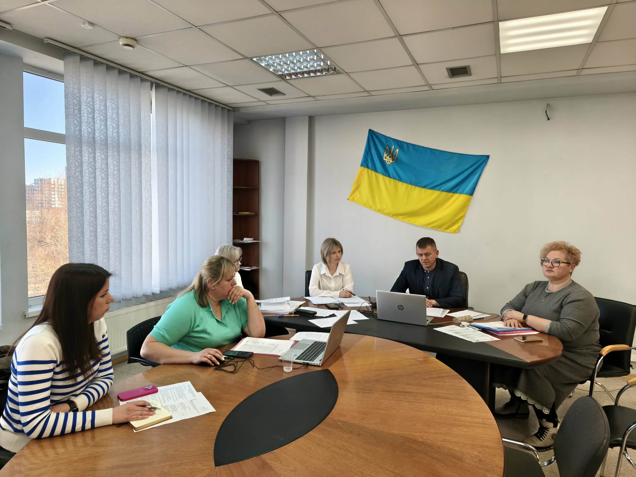 люди сидять в кабінеті