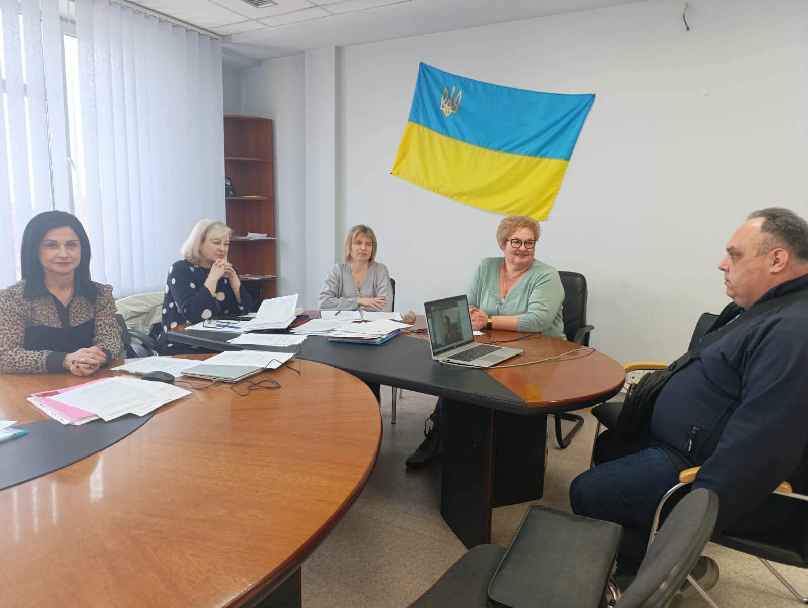 люди сидять в кабінеті