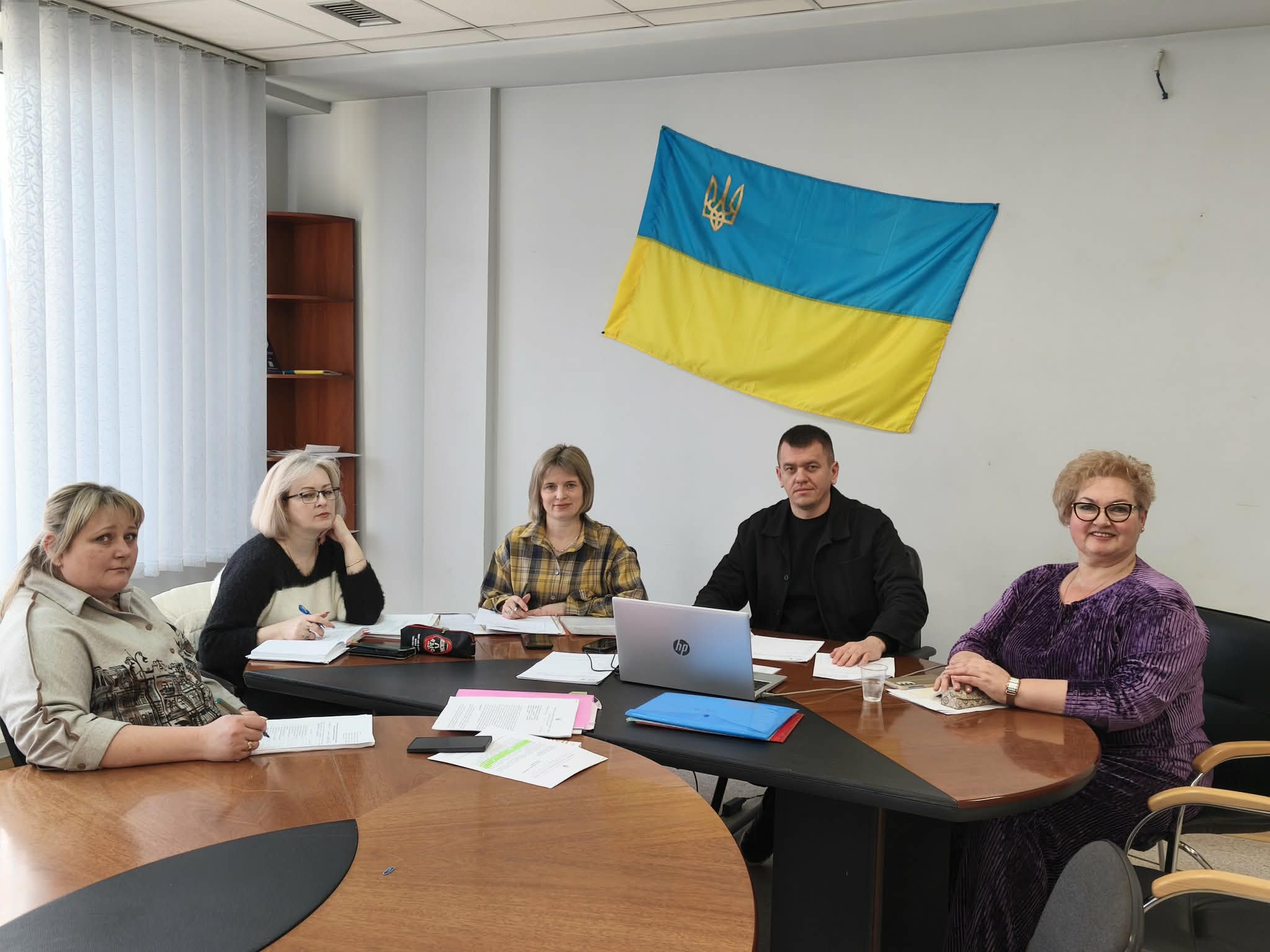 люди сидять в кабінеті