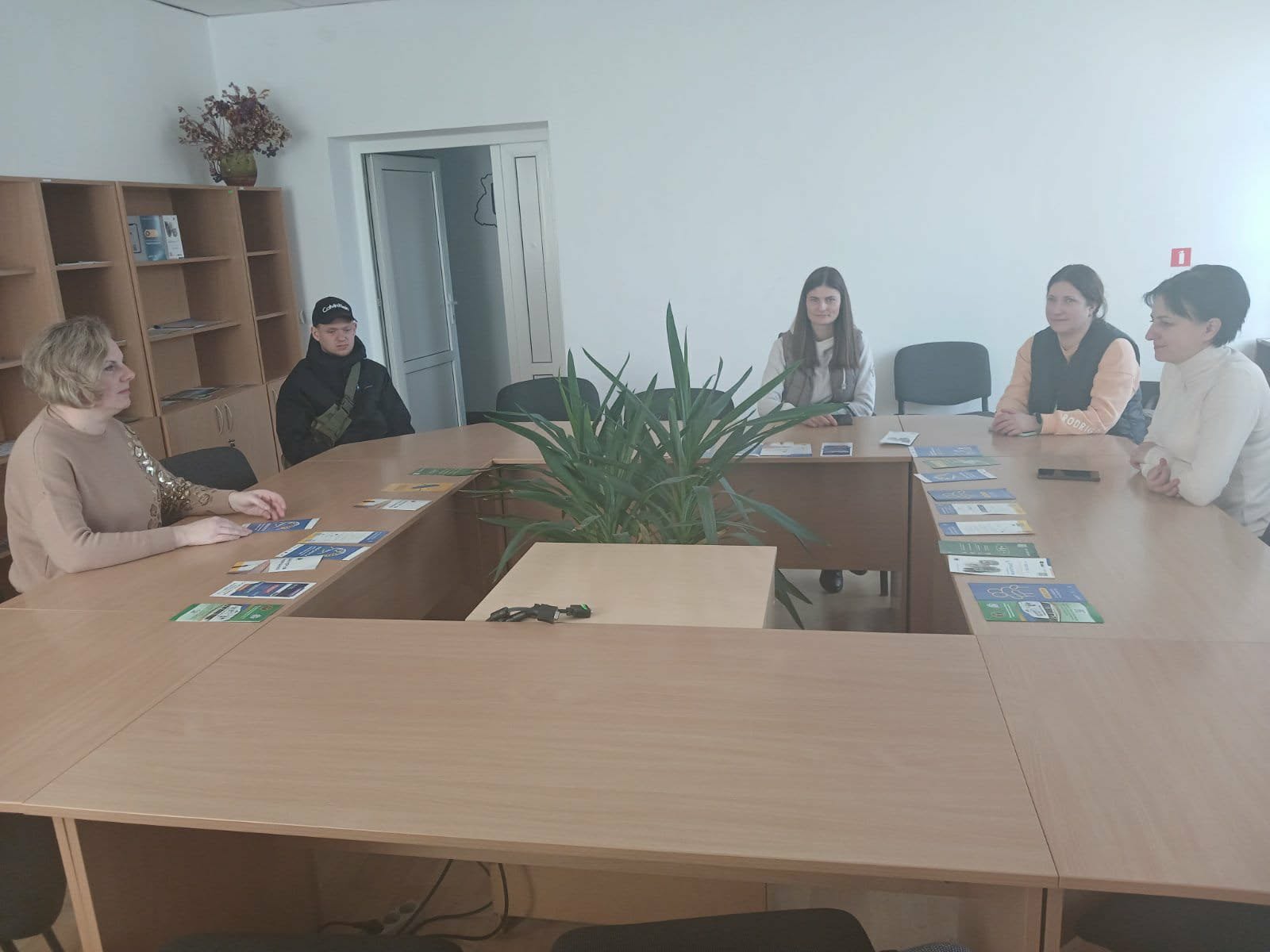 люди сидять за столом