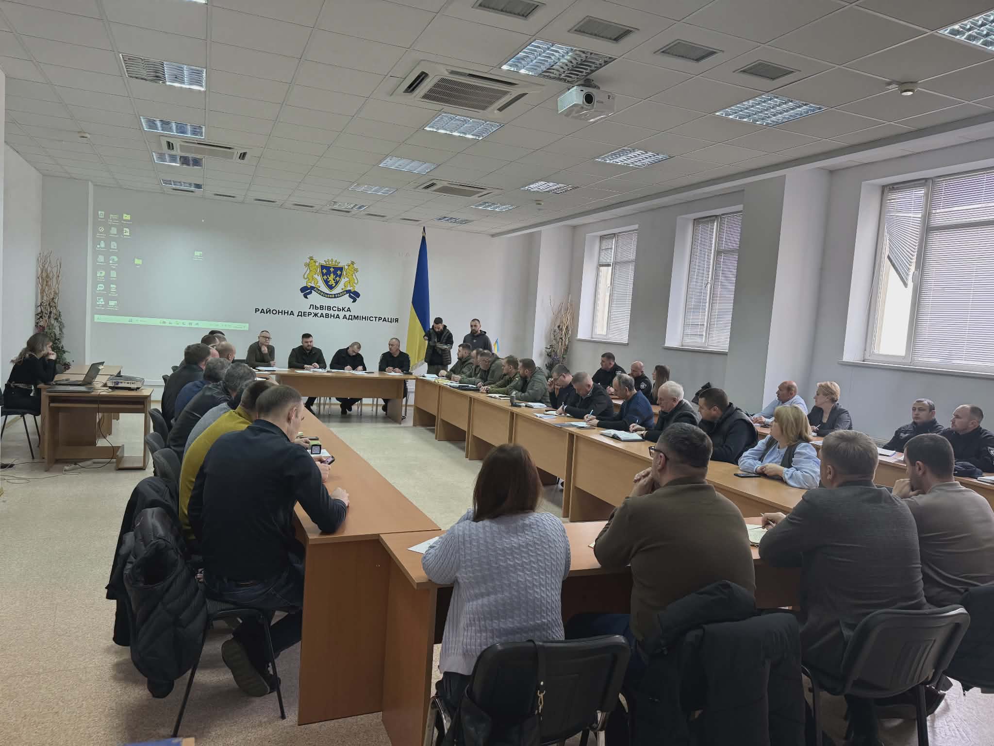 люди сидять в залі