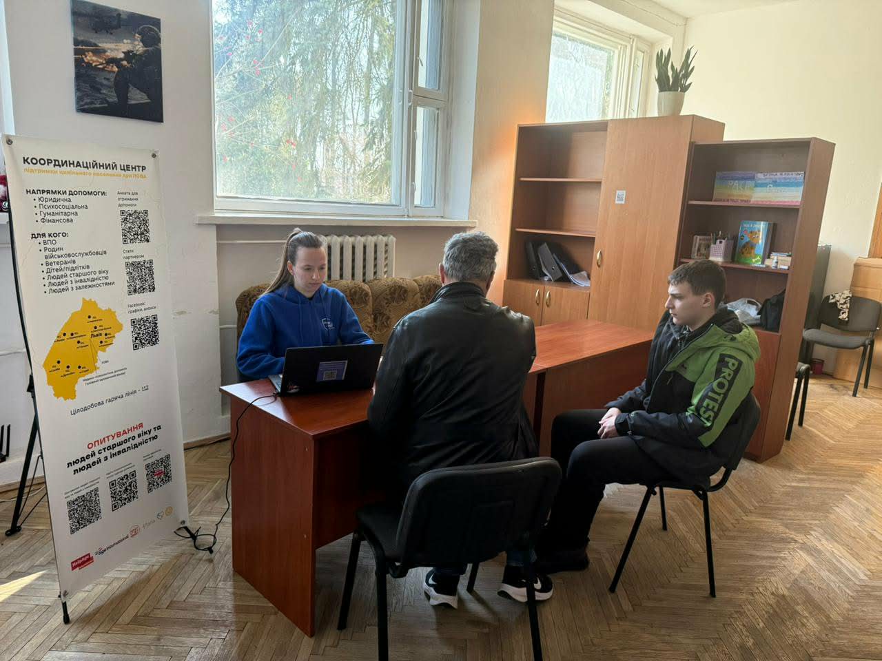 люди за столом