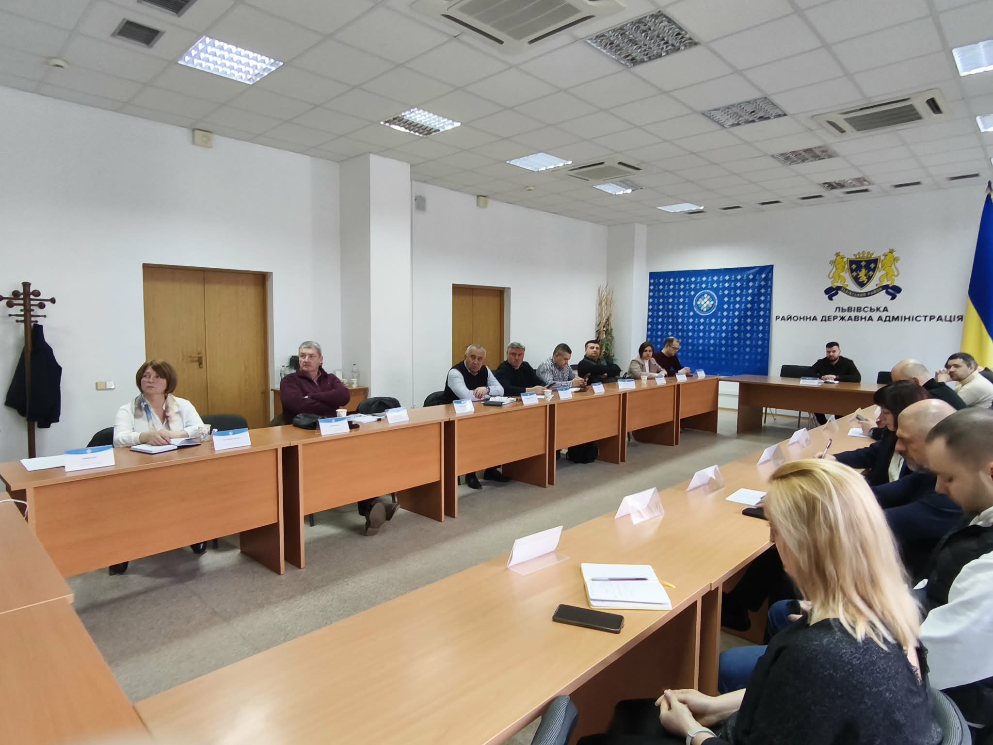 люди сидять в залі