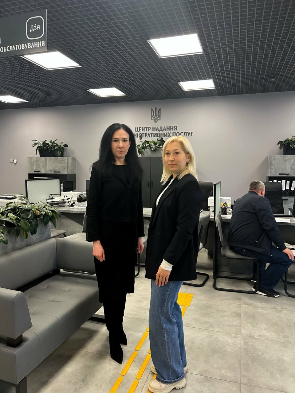 дві людини у приміщення цнапу