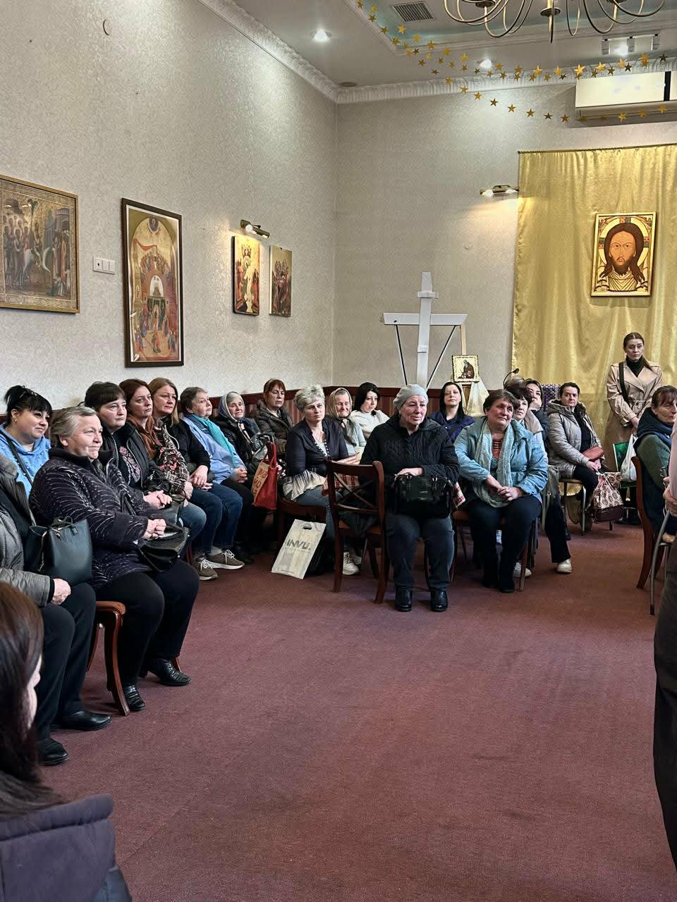 люди в залі