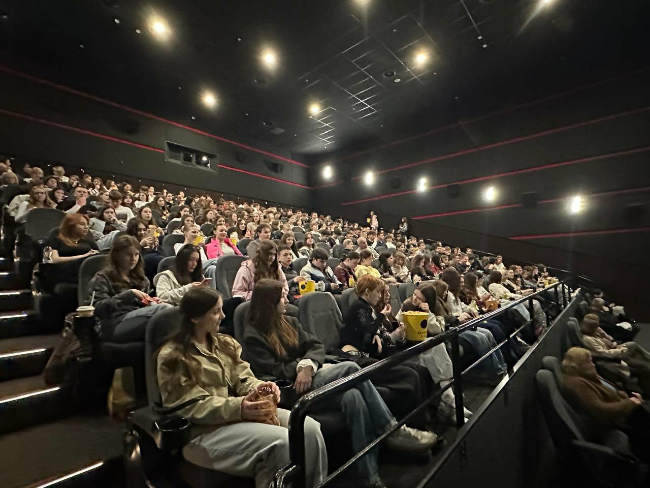 учні в кінозалі