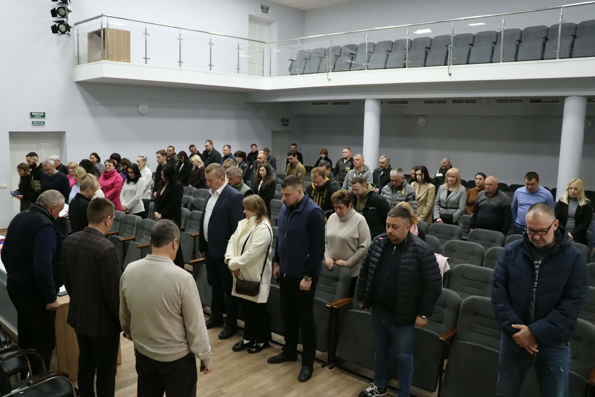 люди стоять в залі