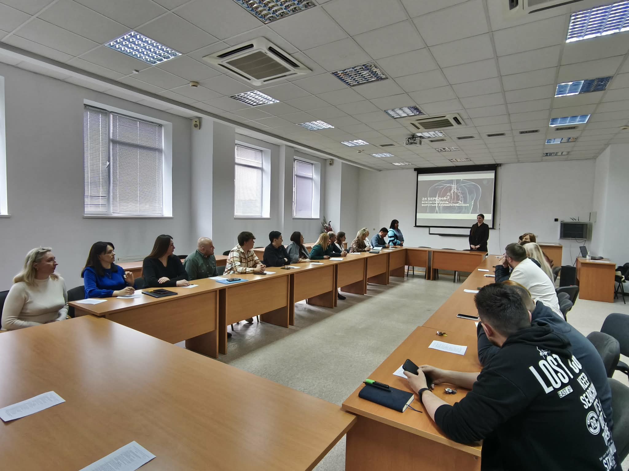 люди сидять в залі