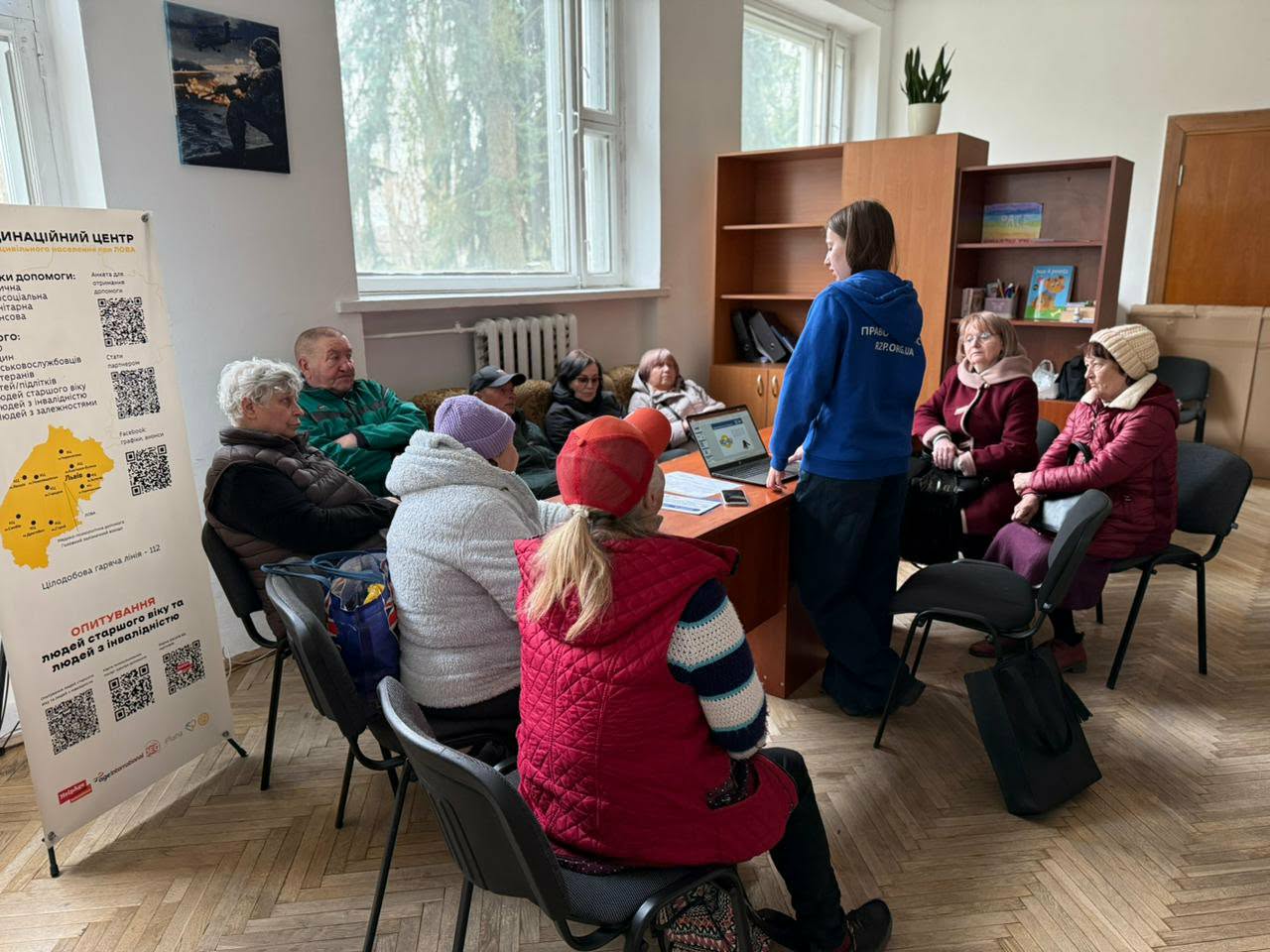 люди в приіщенні за столом