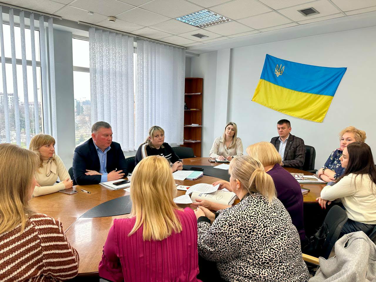 люди сидять в кабінеті