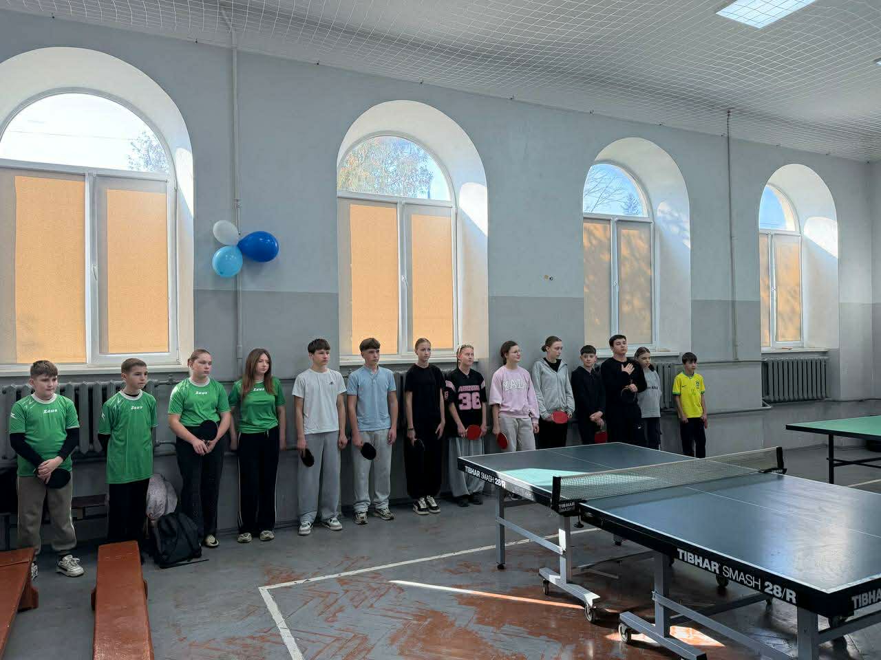 діти стоять в залі