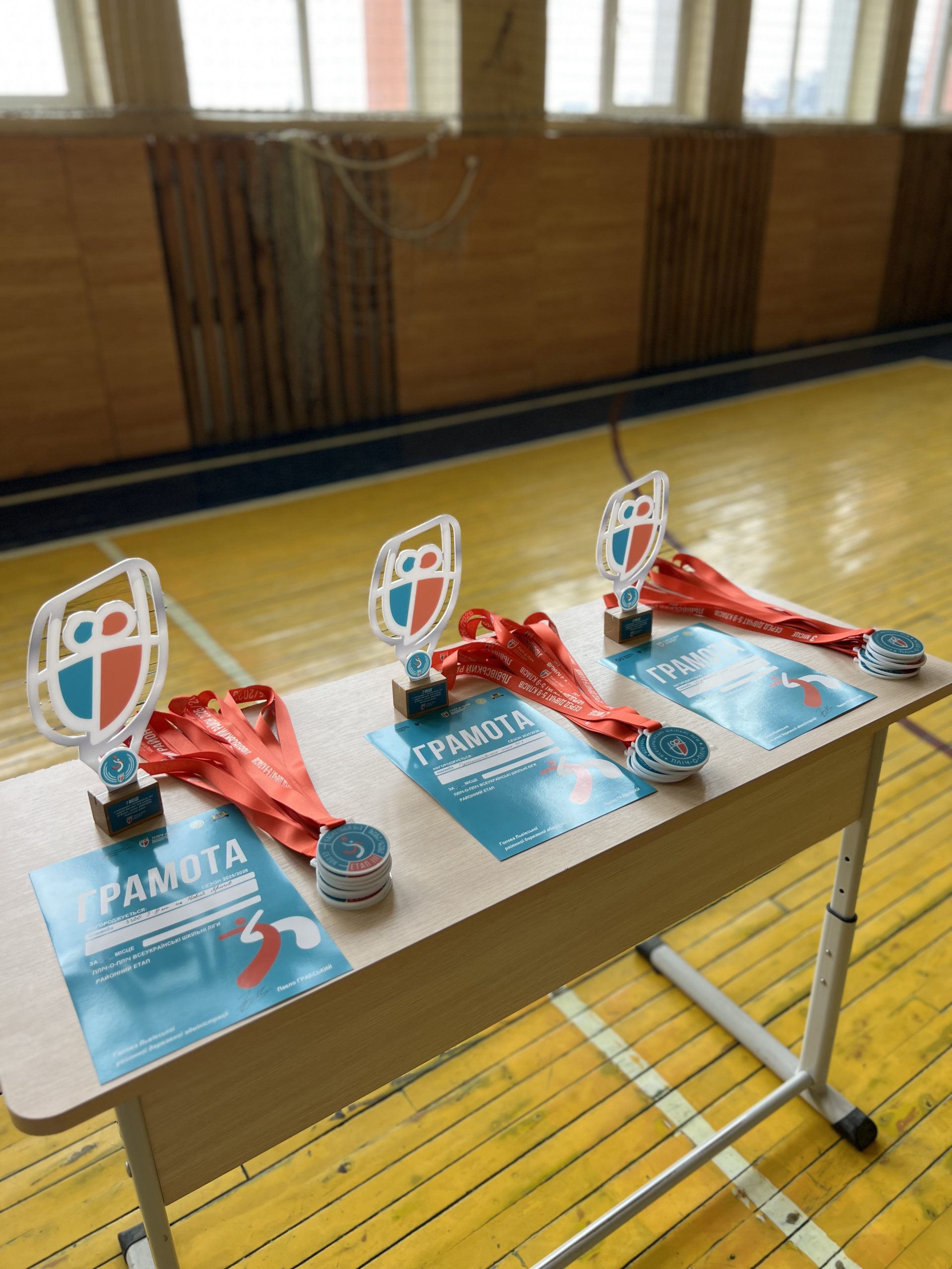 нагороди на столі