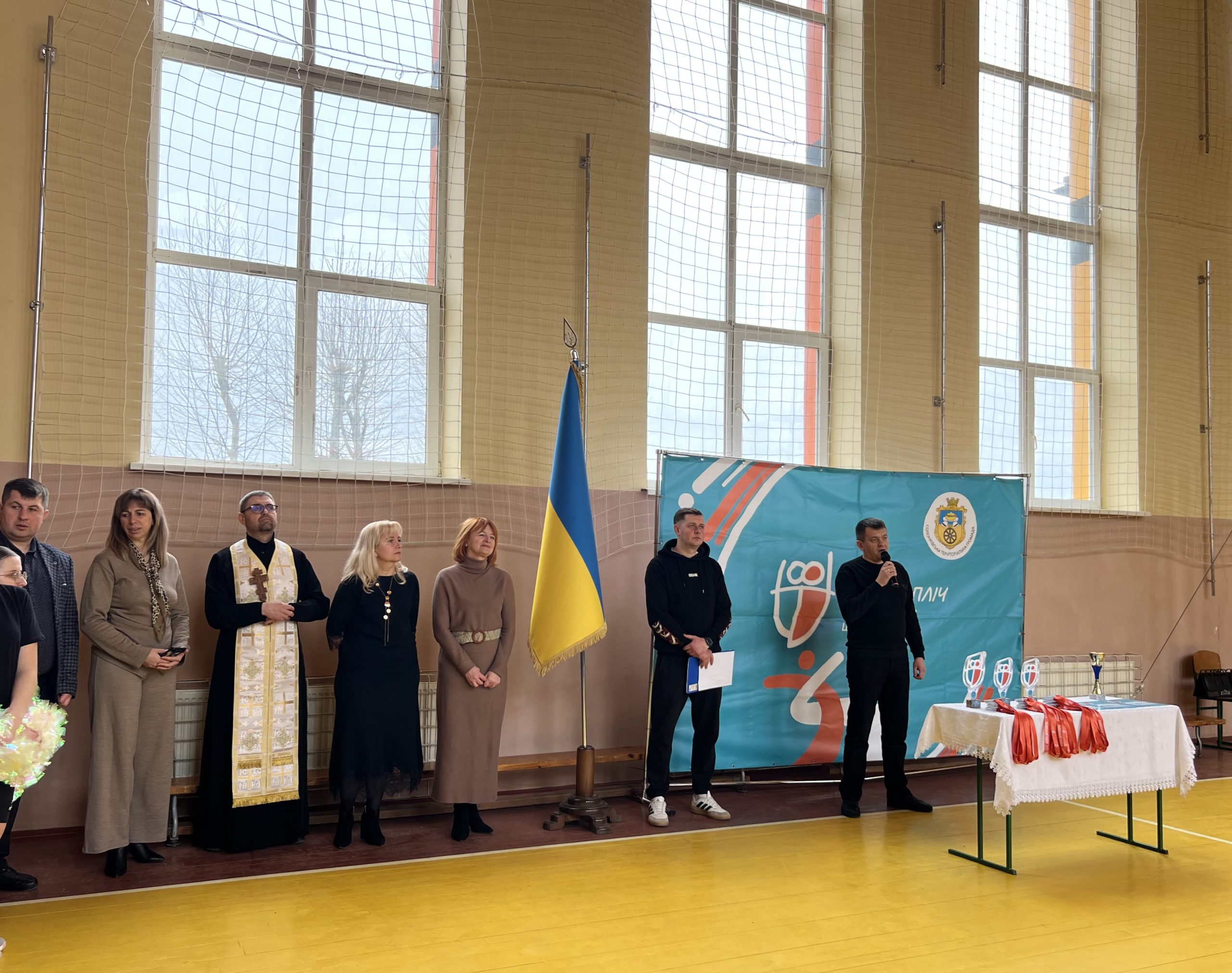 люди стоять в спортзалі