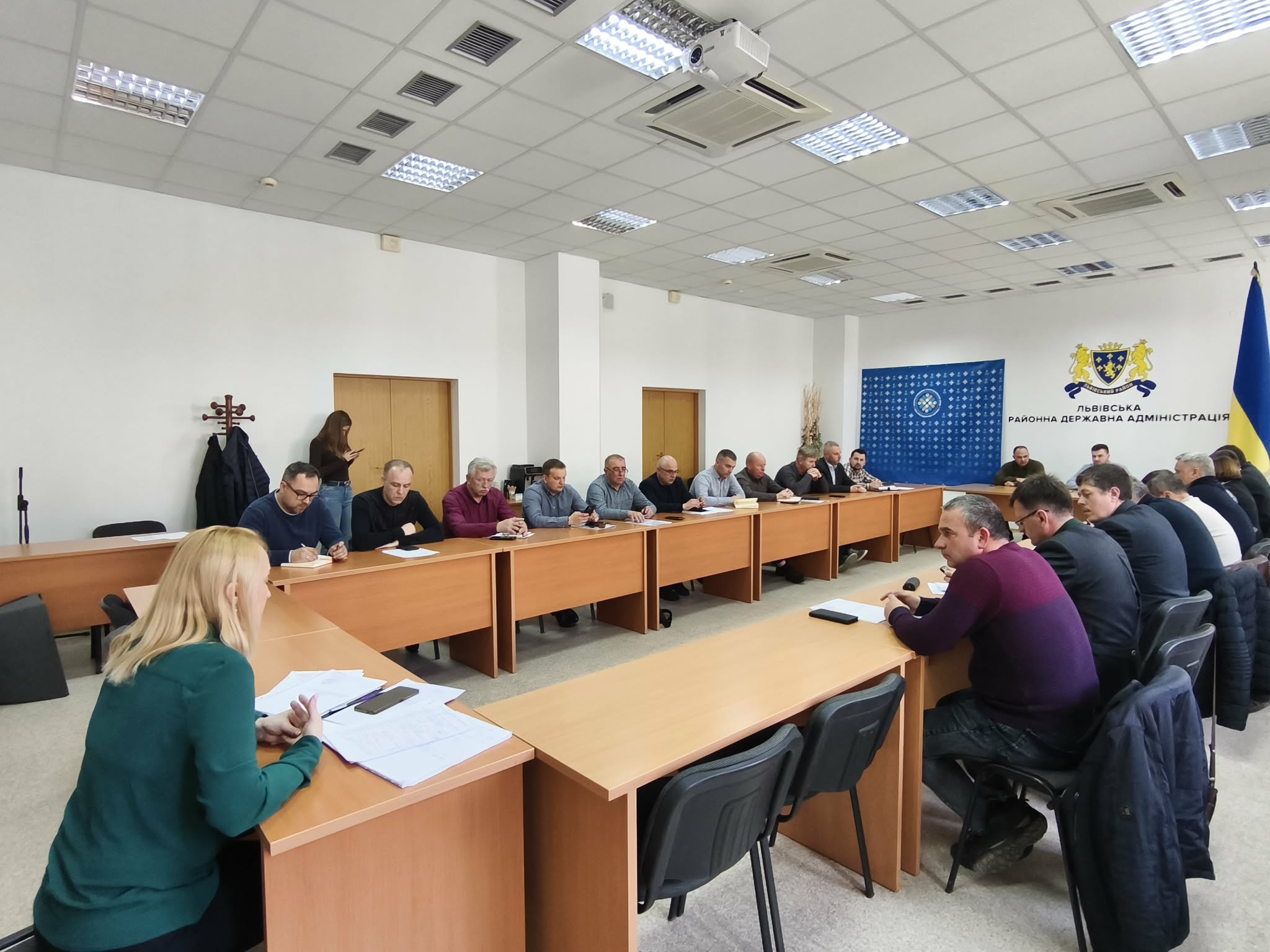 люди сидять за столом