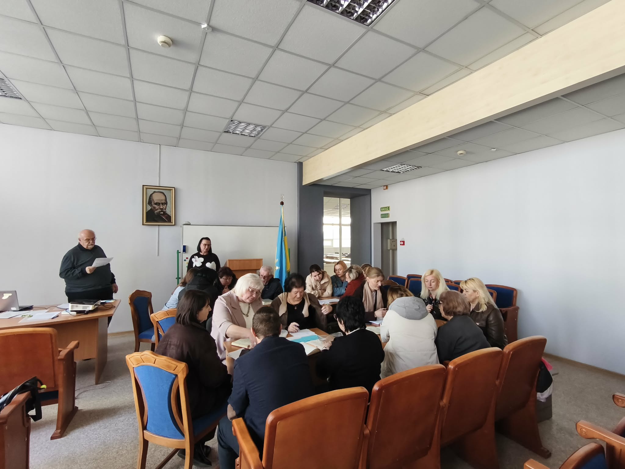 люди сидять в залі