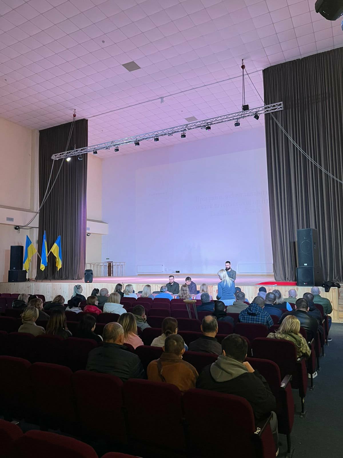 люди сидять в залі