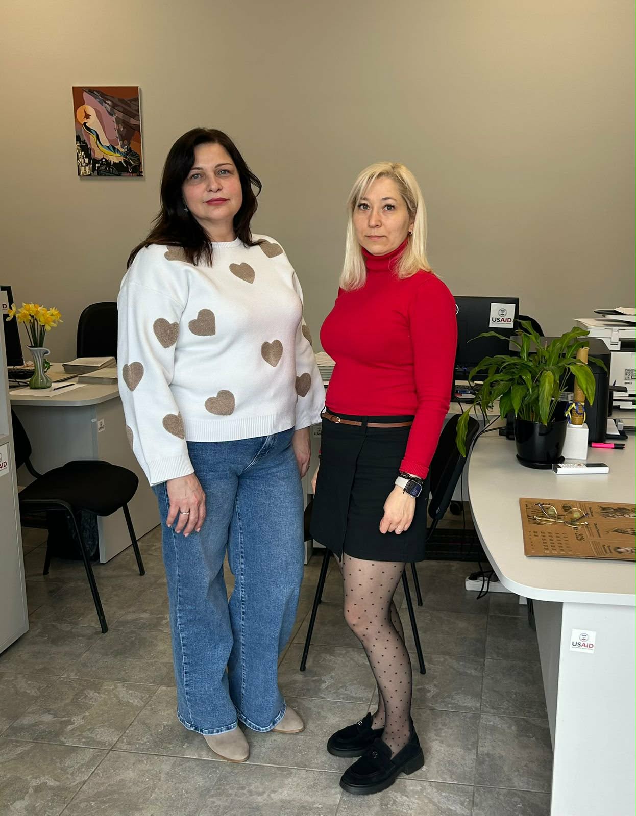 дві жінки в приміщенні