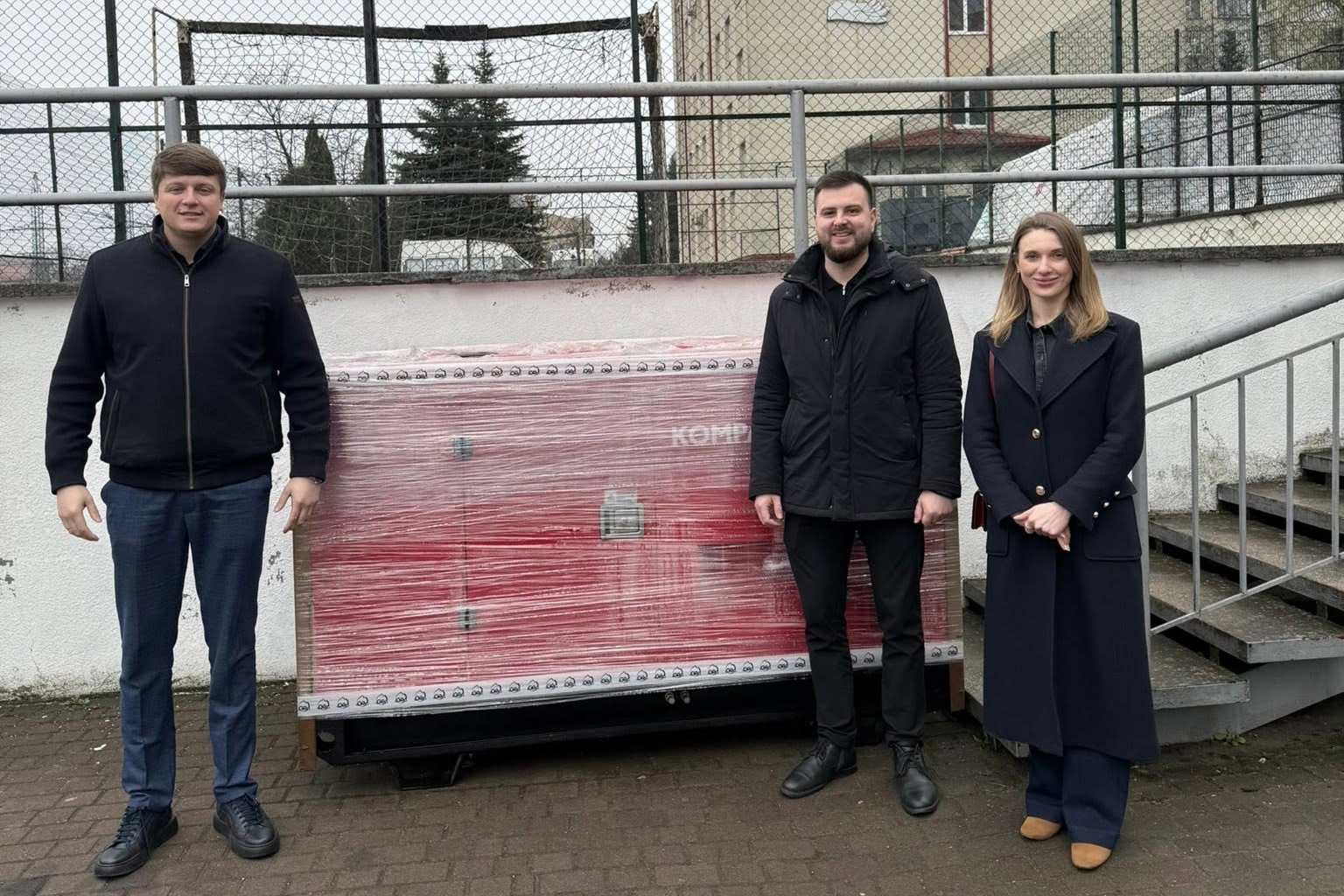 павло грабський та іванна федько стоять біля генератора