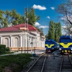 Закликаємо бути особливо уважними та обережними при проїзді та переході залізничних переїздів