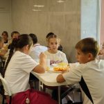 Оновлене меню та гарячі обіди для всіх учнів: як у Борщовичах втілюють реформу шкільного харчування